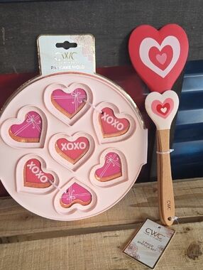 CWC Pink Heart Pancake Mold & Spatula Set - Pink